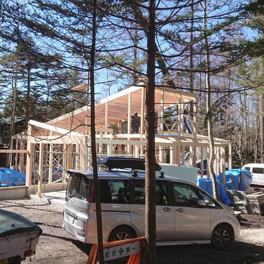 軽井沢の現場、母屋垂木が綺麗に並びました。