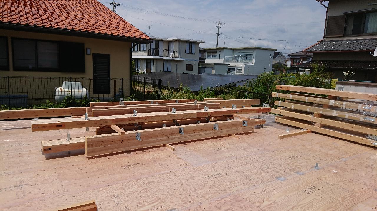 静岡の物件、金物付けが始まりました。