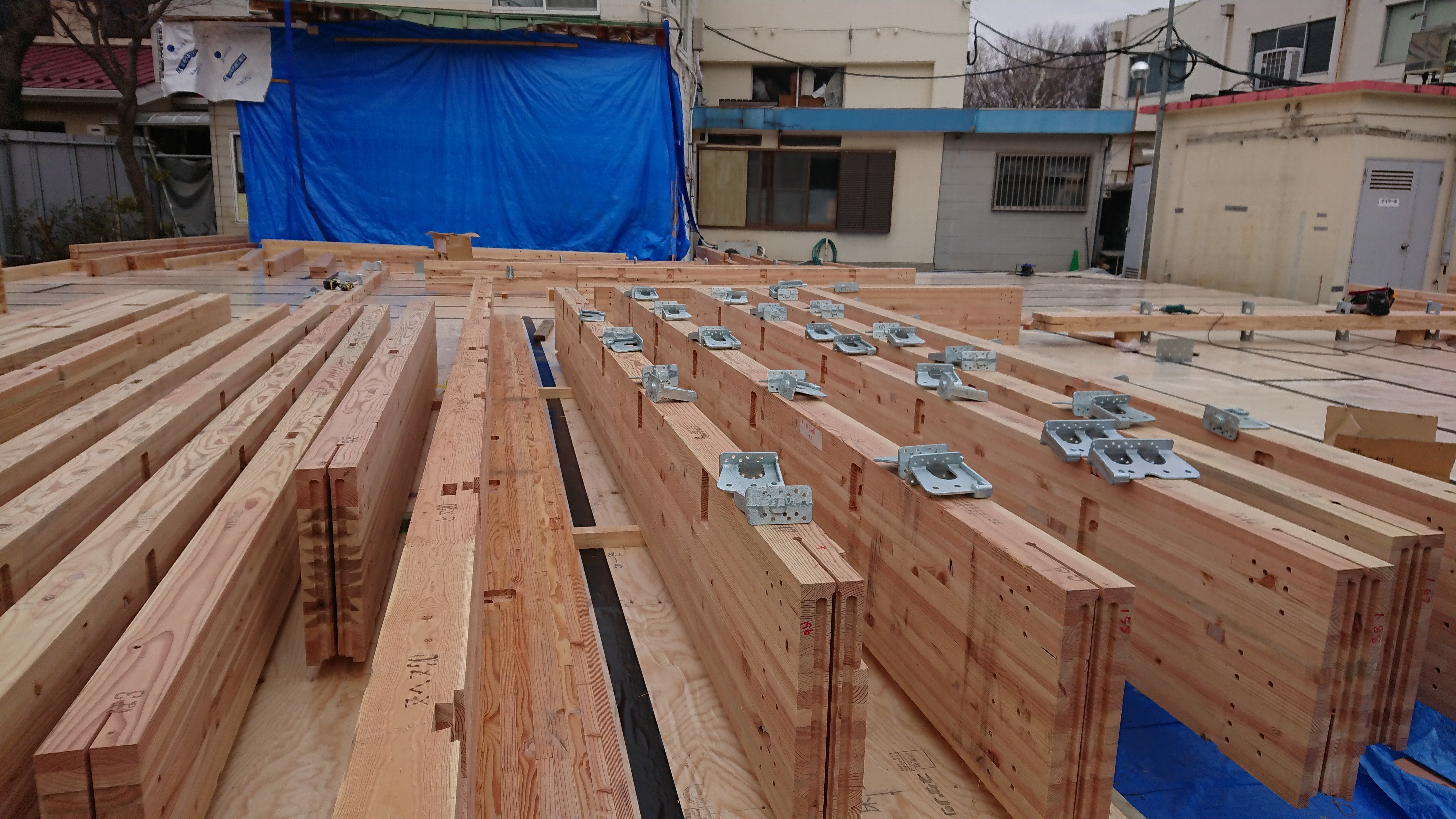 たいよう保育園金物取り付け始まりです。